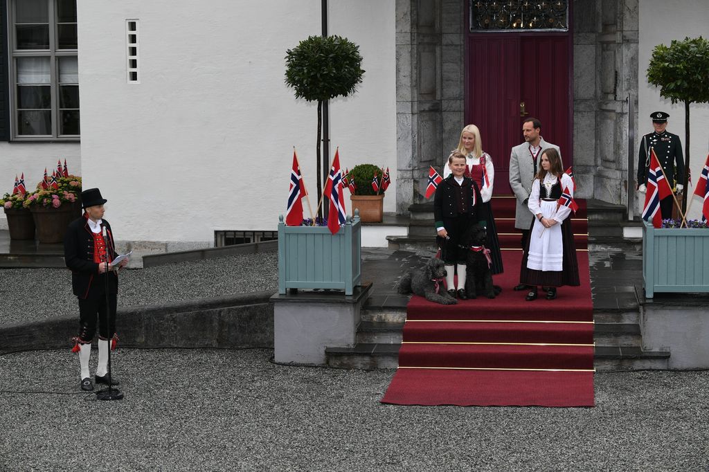 Los príncipes Haakon y Mette-Marit en una foto de archivo con sus hijos en la puerta de su casa en Skaugum