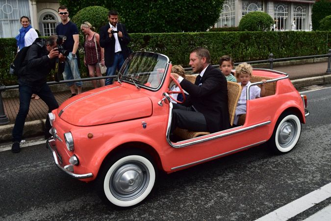 Lapo Elkann recorrió las calles de Stresa con un Fiat 500 antiguo, con sillones de mimbre y a bordo llevaba a algunos de los invitados más pequeños de la boda
