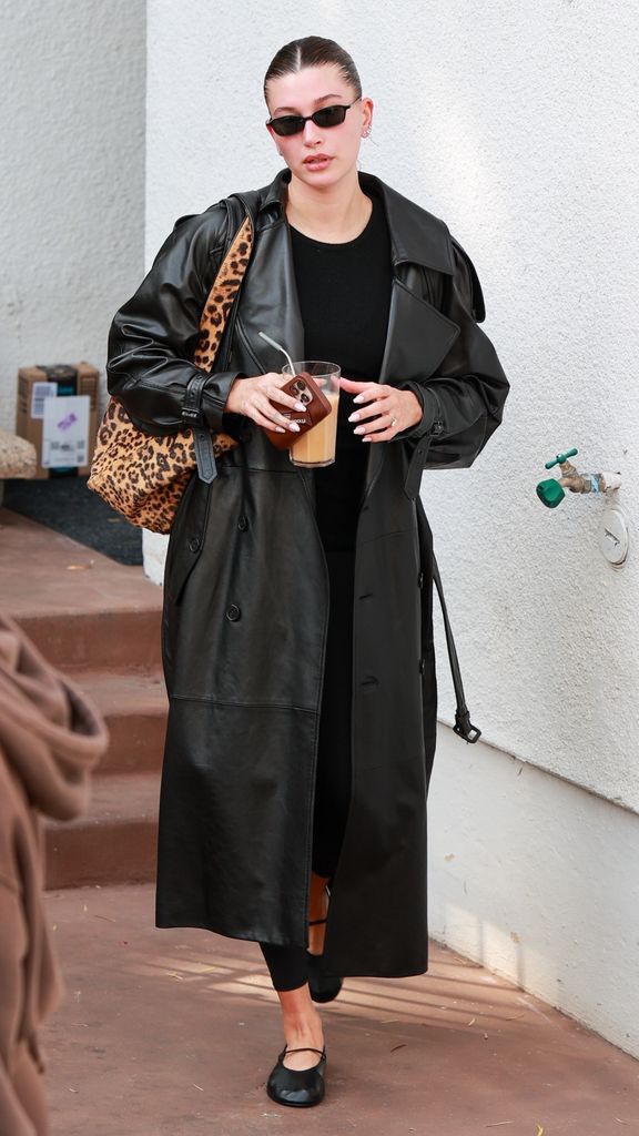 Hailey Bieber saliendo de Forma Pilates en Los Ángeles