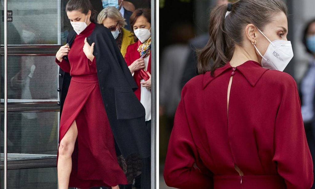 
La Reina estrena rebajas con un vestido burdeos de Massimo Dutti, con abertura a la espalda, que también tiene la Reina Máxima. A la izquierda, en la Biblioteca Nacional de España, donde visitó la exposición de Concepción Arenal. En un paso al frente y un descuido, volvió a mostrar su gran forma física.
