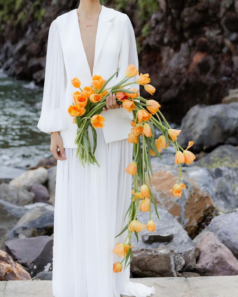 Ramo de novia con cascada y exótico naranja de tulipanes