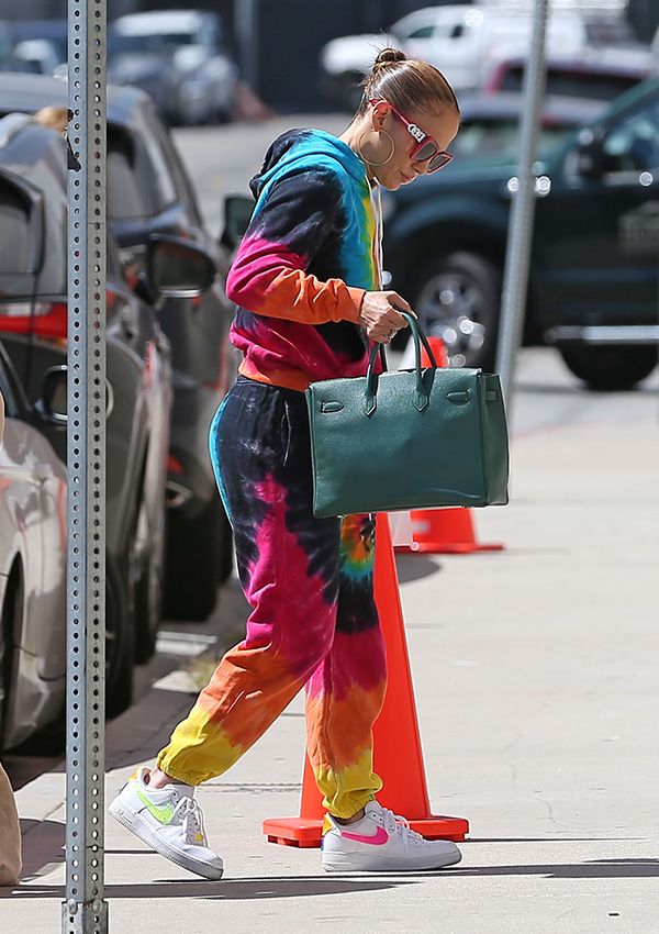 Jennifer Lopez con chándal 'tie dye'