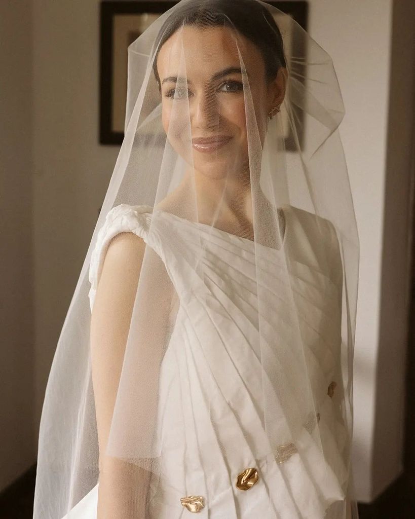 Vestido de novia con detalles dorados