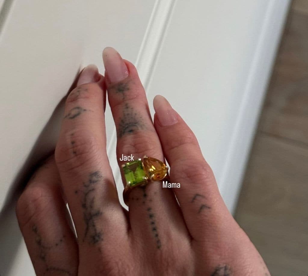 Un anillo que combina peridoto y citrino, las dos piedras de nacimiento madre e hijo. 