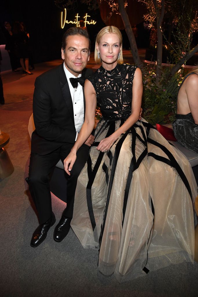 Lachlan Murdoch y su mujer Sarah Murdoch en la fiesta de Vanity Fair tras los Oscar 2020