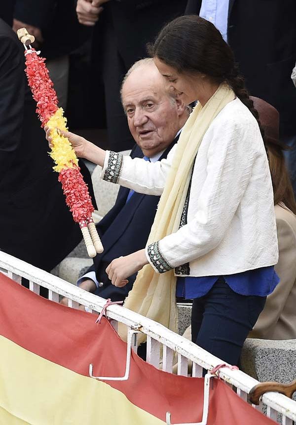 Como recuerdo de esta corrida, la décima del abono de San Isidro, Victoria Federica recibió como regalo unos banderillas
