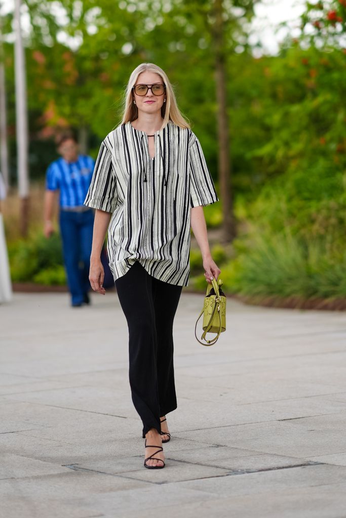 Guía para llevar tops largos sobre pantalones o faldas largas o midi