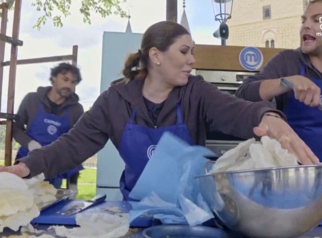 Tamara cocinando en la prueba por equipos