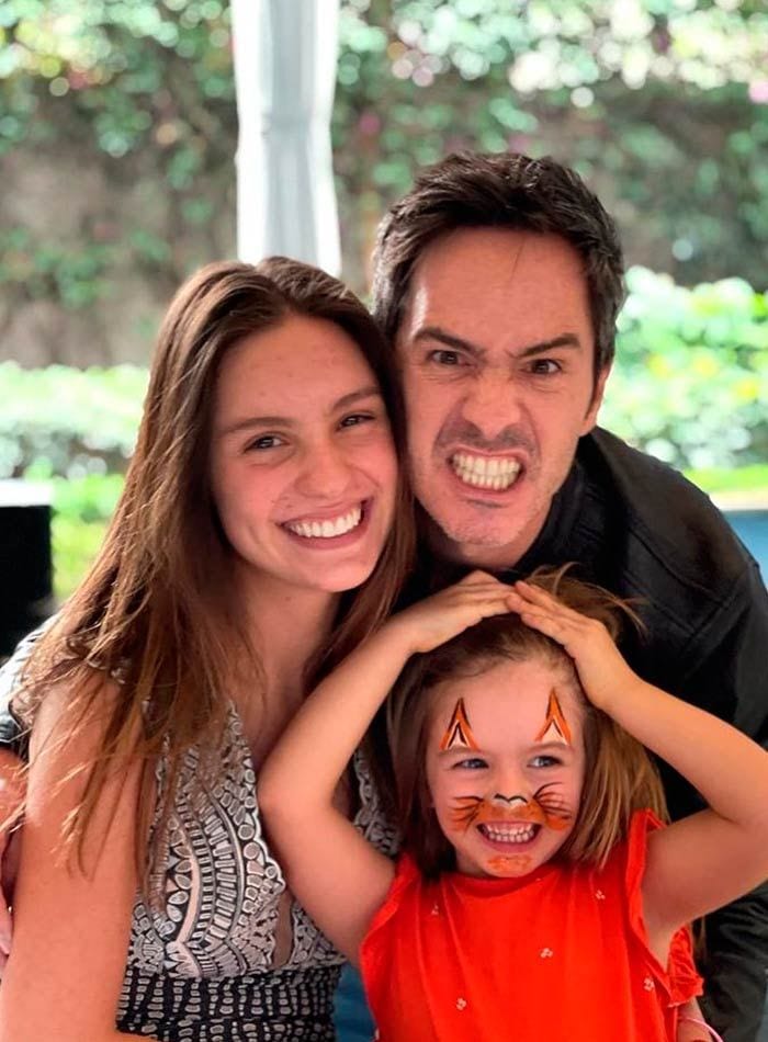 Mauricio Ochmann y sus hijas