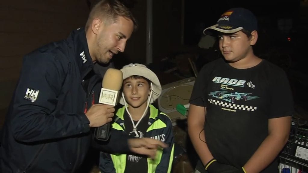 Izan y Neizan, los dos pequeños héroes que reparten comida y sonrisas tras el paso de la DANA 