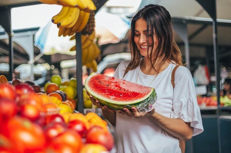 istock chica compra sandia 