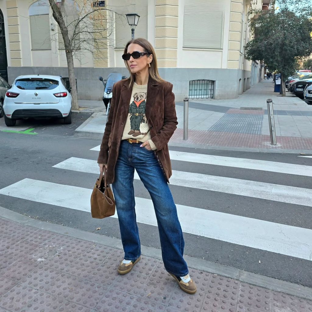 Paula Echevarría con vaqueros, americana marrón y zapatillas en tonos tierra