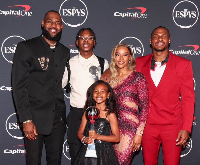 LeBron James, su mujer Savannah y sus tres hijos