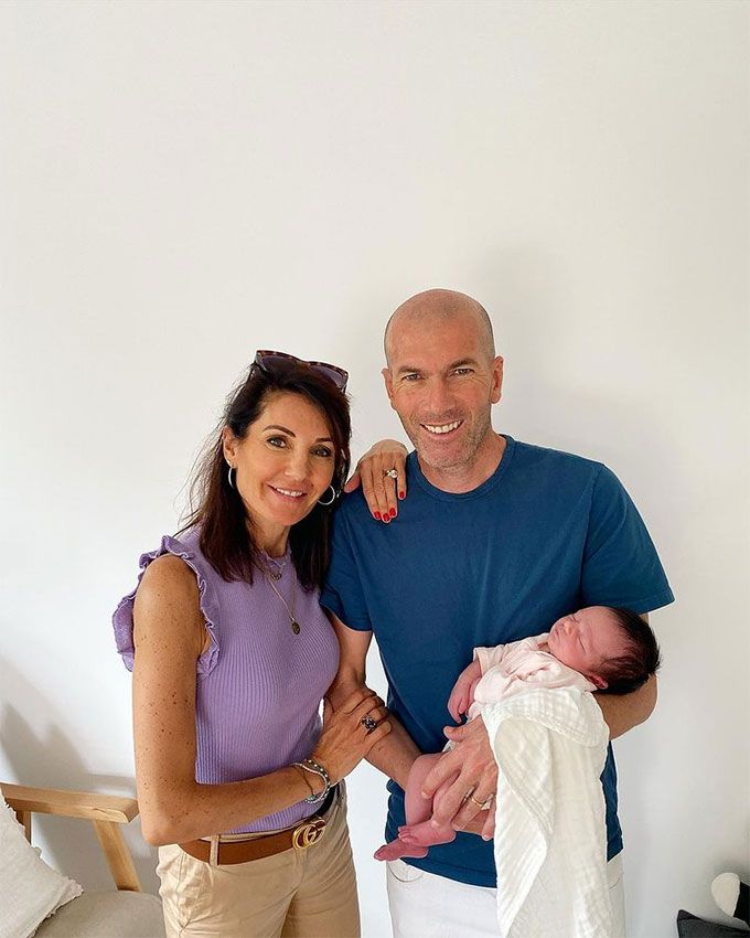 Zinedine Zidane y su esposa Véronique Fernández, posan felices con su primera nieta