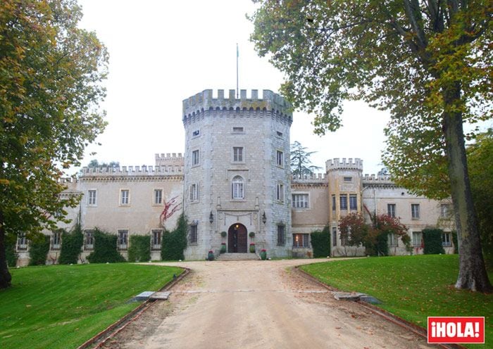 Almenas y una gran torre envuelven esta residencia rodeada de campos salvajes, viñedos y cuidados jardines
