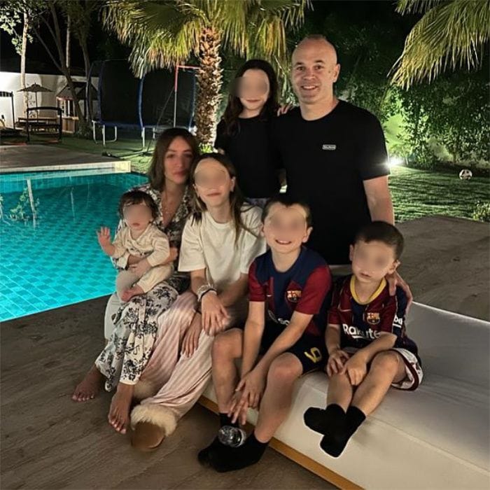 La familia Iniesta al completo deseando feliz año