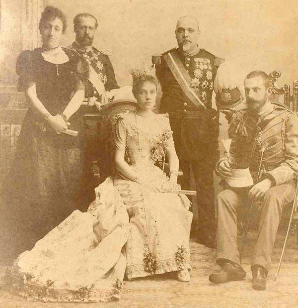 La infanta Eulalia en el centro de la foto junto a su marido el duque de Galliera 