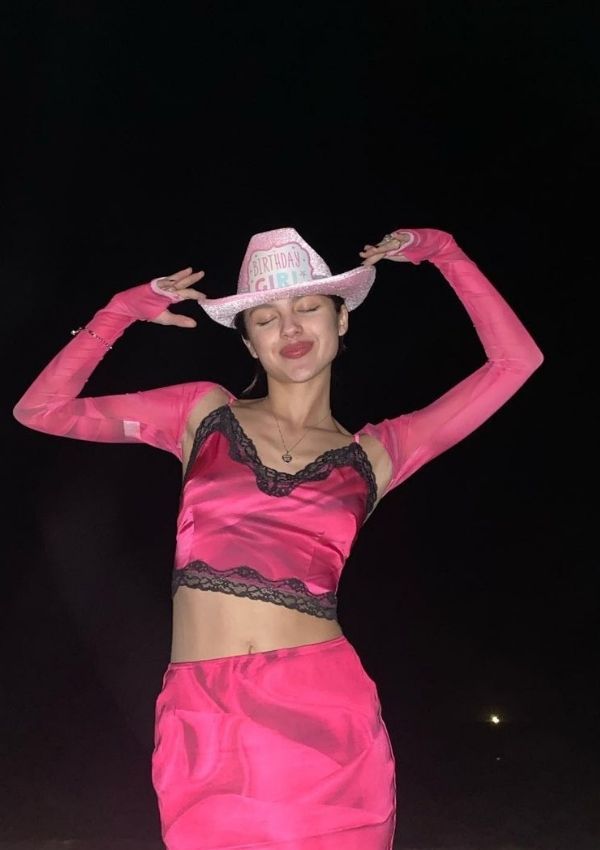 Olivia Rodrigo con look de cowboy en su cumpleaños