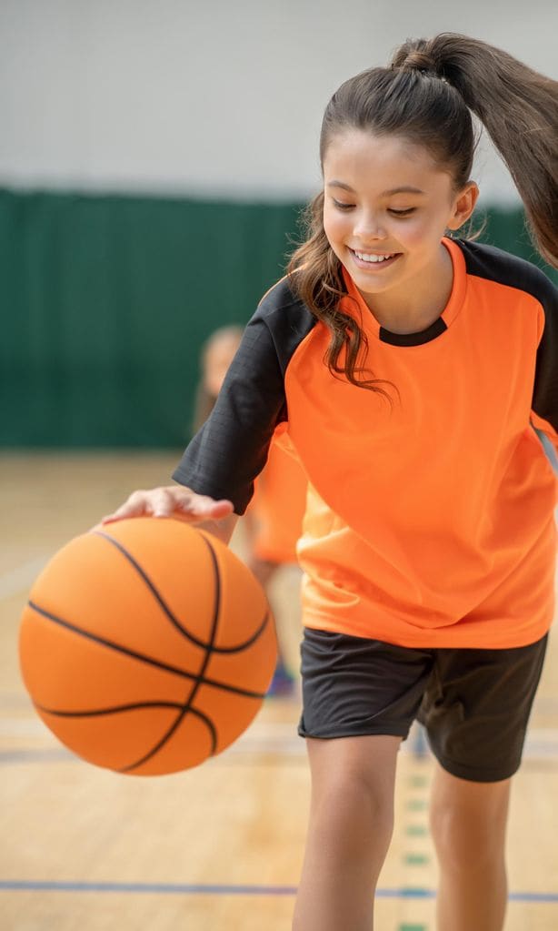 Chica jugando al baloncesto