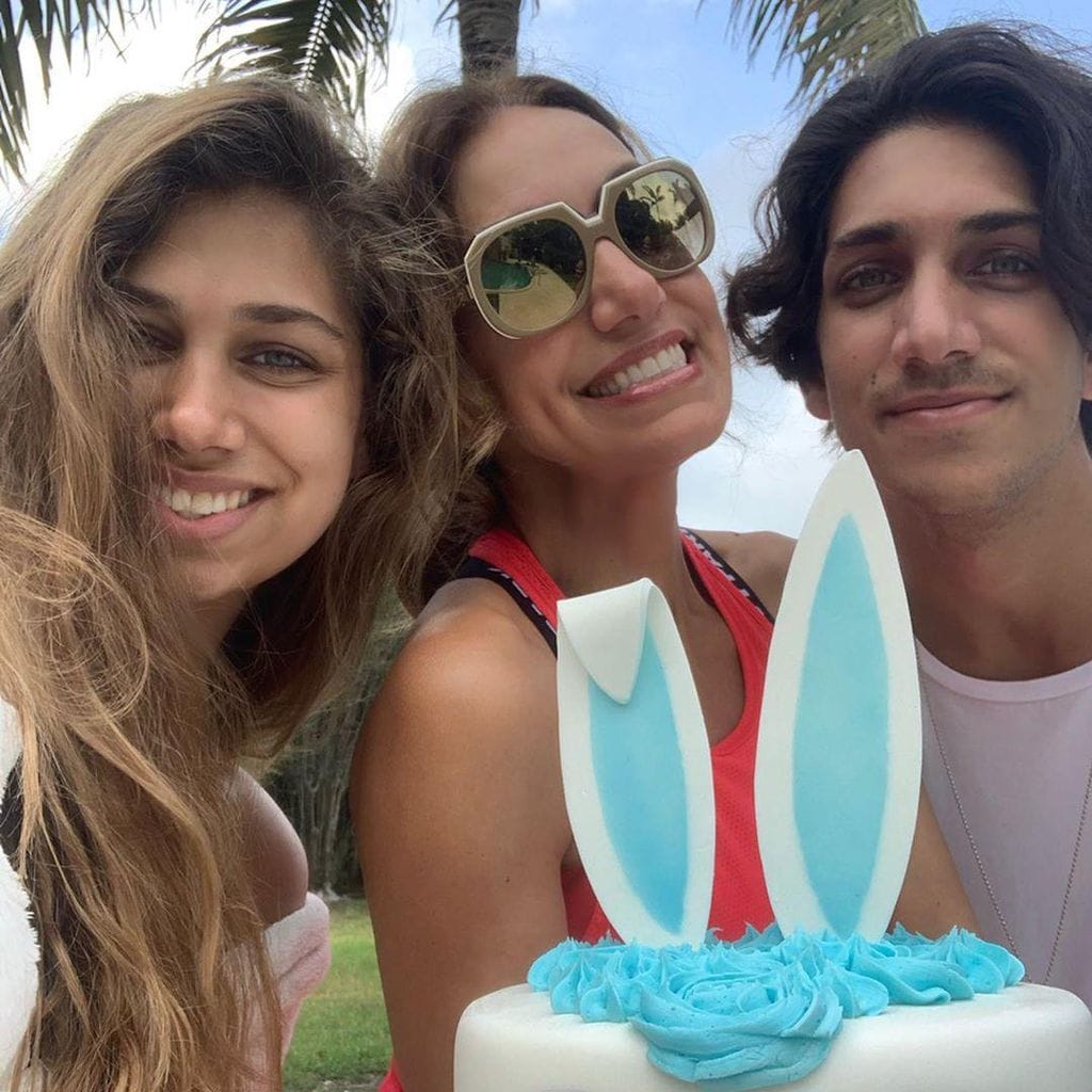 Lili Estefan junto a sus hijos, Lina y Lorenzo