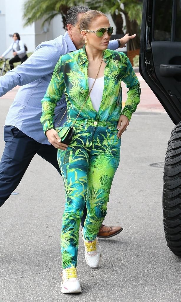 Jennifer Lopez con camisa y pantalones de estampado tropical