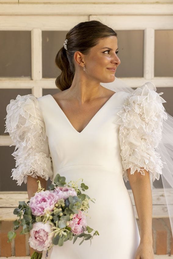 Paula, la periodista de moda que se casó con un vestido de mangas de flores