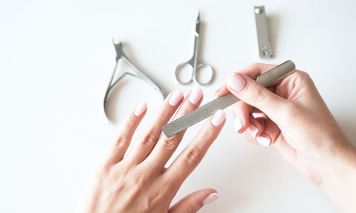 Unas delicadas french manicure comienzan por un buen limado