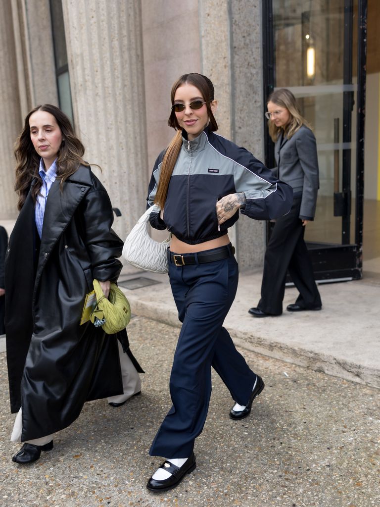 Young Miko llegando al desfile de Miu Miu. 