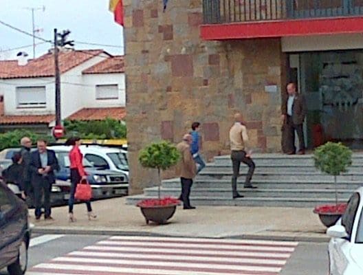 La pareja, vestida de manera muy informal, entrando en el ayuntamiento. Fotografía de la web del Ayuntamiento de Matadepera. Matadepera.cat