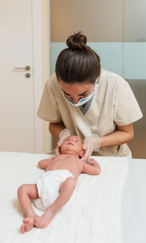 Fisioterapeuta con recién nacido