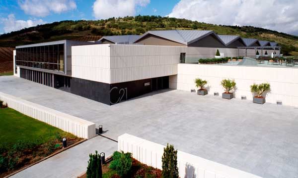 El edificio de Bodegas Cepa 21 recoge la filosofía de sus caldos, uniendo tradición y modernidad en un mismo concepto.
