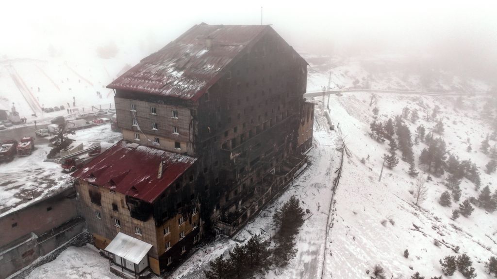 Incendio en hotel de esquí en Turquía deja al menos 76 muertos y decenas de heridos