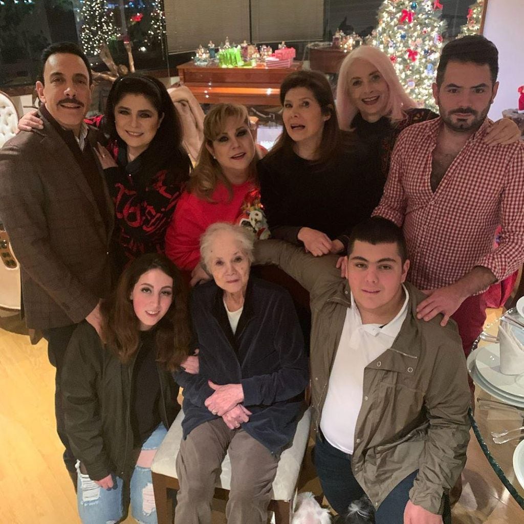 Victoria Ruffo y su familia