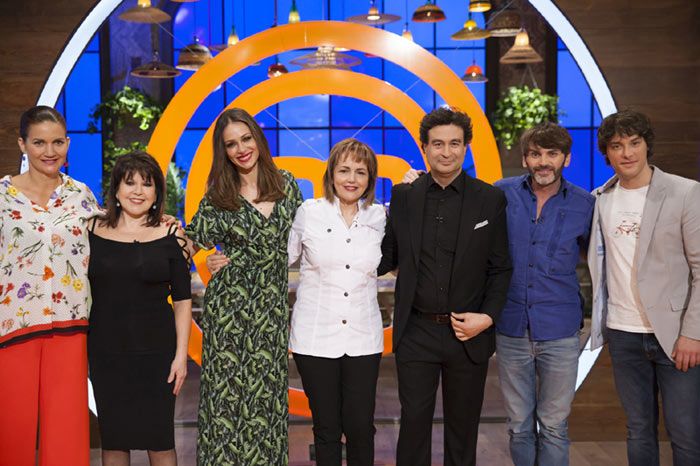 La primera prueba de este octavo programa de 'MasterChef 5' contó con la visita de los actores Fernando Tejero y Loles León, y de la chef María José San Román (experta en la preparación de arroces y 'capitana' de los fogones del restaurante alicantino 'Monastrell').
