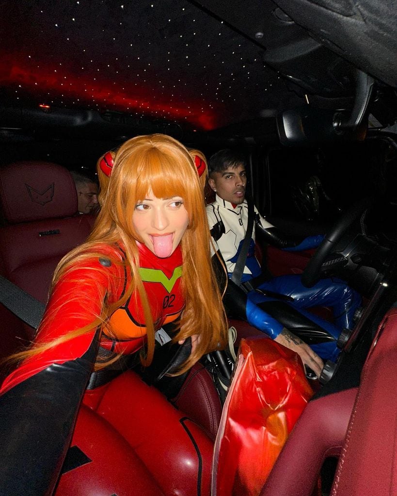 Plano medio de Rosalía en un coche disfrazada de Asuka Langley en Halloween 2022