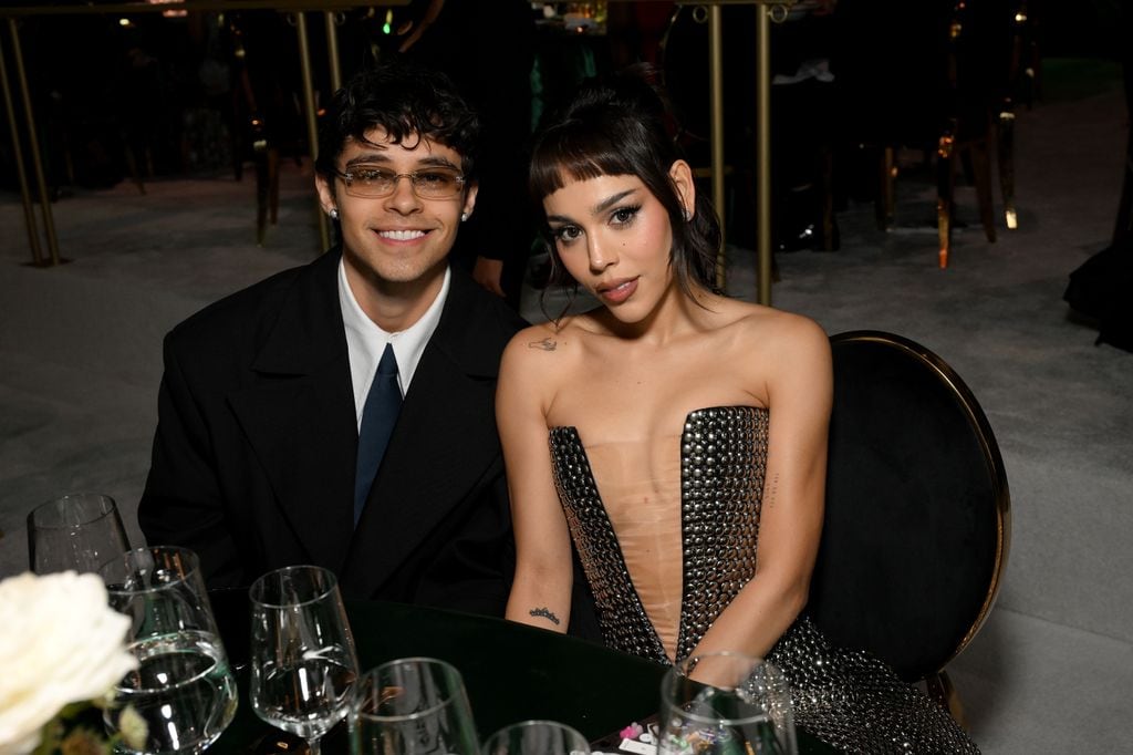 Danna Paola y Alex Hoyer en la 'Viewing party' de "The Elton John Aids Foundation"