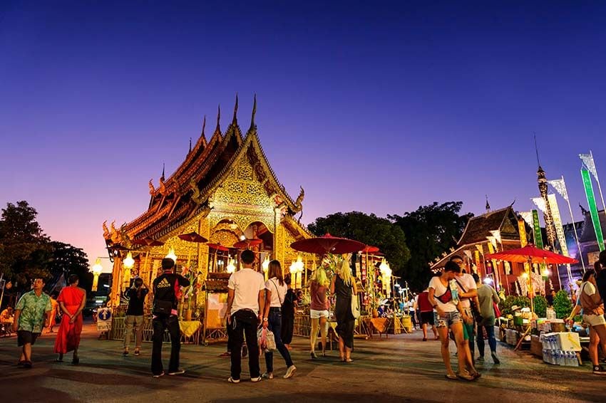 Mercados nocturnos junto a los templo en Chiang Mai, Tailandia