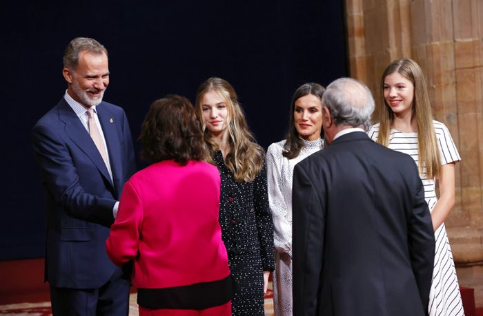 El encuentro de los Reyes y sus hijas con los ganadores de los Premios Princesa de Asturias 2022