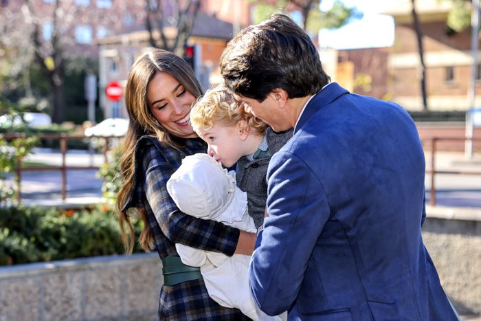 El cariñoso beso de Martín a su hermanita