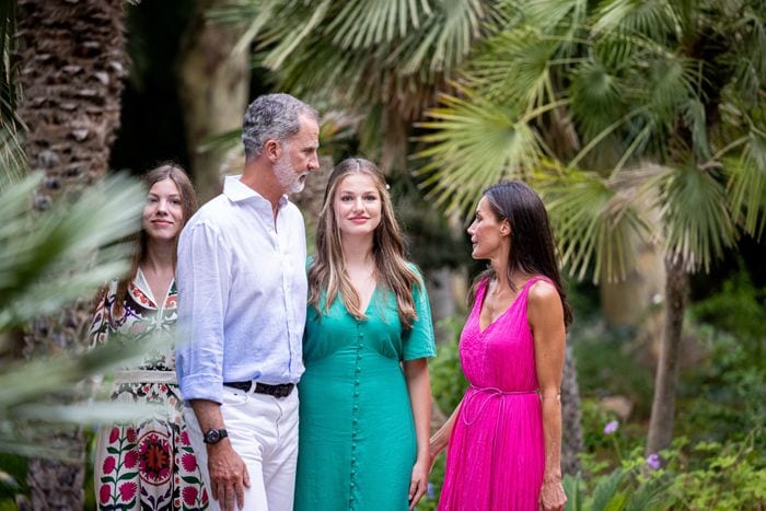 El paseo de los Reyes y sus hijas por los Jardines de Alfàbia