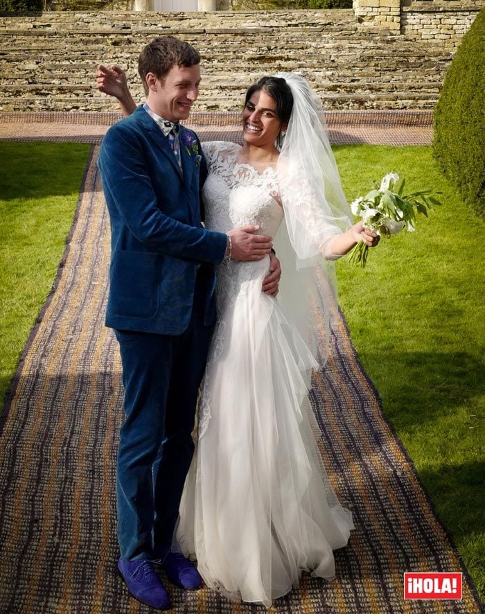 James Jagger contrajo matrimonio con su novia, Anoushka Sharma, por lo civil el pasado mes de septiembre en Nueva York y decidieron esperar hasta el mes de abril para reunir a la familia en una gran celebracion con 200 invitados en Cornwell Manor (Oxfordshire)
