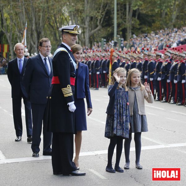 Los Reyes y sus hijas han llegado a la plaza de Neptuno minutos después de las 11:00 horas para seguir el acto de homenaje a la bandera y los caídos, y un desfile en el que han participado 3.400 militares, 400 más que el año pasado
