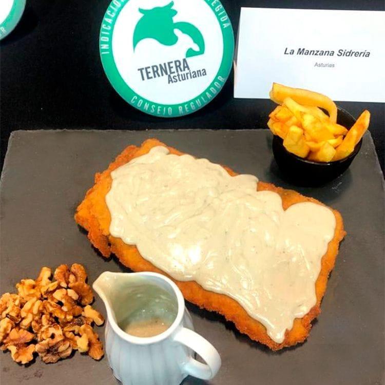 Segundo premio, cachopo de La Manzana Sidrería, en Oviedo.