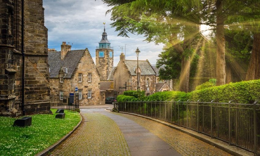 camino hacia el casco antiguo de stirling escocia