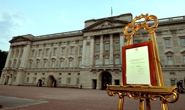 Con es tradición se colocará un anuncio con el nacimiento del nuevo miembro de la Familia Real en un caballete por fuera del Palacio de Buckingham, para que todos los ciudadanos lo puedan leer
