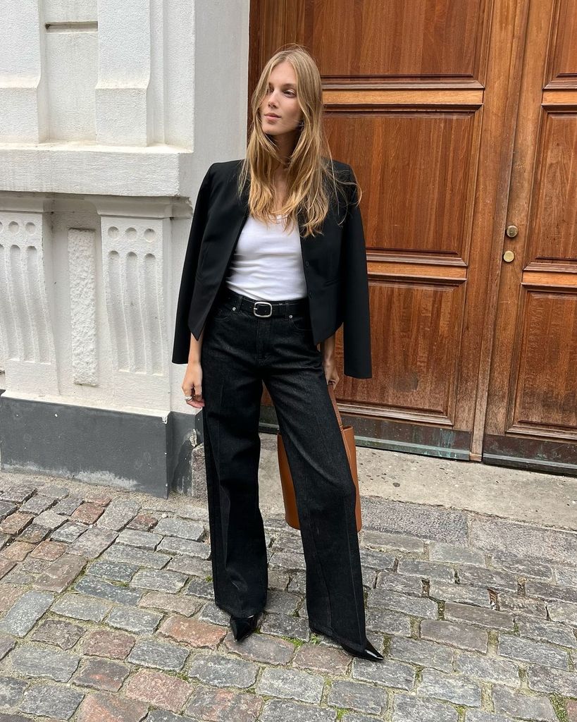 Cecilie Moosgaard Nielsen con look básico, chaqueta, top y vaqueros