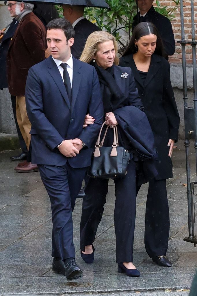 La infanta Elena, Felipe de Marichalar y Victoria de Marichalar en el funeral de Fernando Gómez- Acebo en Madrid en abril de 2024