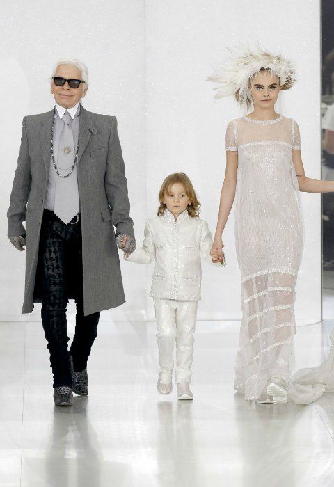 Dos ejemplos de moda masculina en la Alta Costura de Chanel: el modelo infantil Toddler Hudson, y los hombres encargados de cerrar el desfile de la maison, con un traje de novia.
