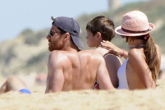 Imagen de archivo de Xabi Alonso y su familia tomada en las playas de Cádiz en el año 2013
