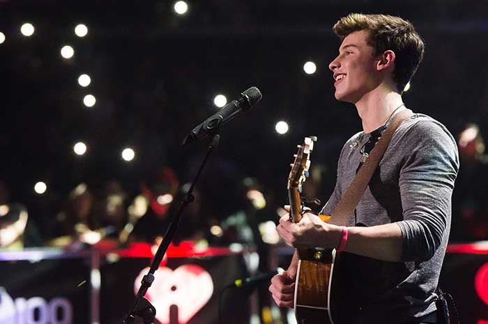 Shawn Mendes durante una actuación en sus comienzos